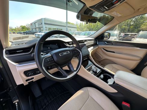 Used 2022 Jeep Grand Cherokee L Limited w/ Luxury Tech Group II AWD/4WD image 29