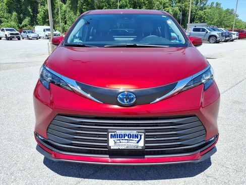 Used 2025 Toyota Sienna XLE w/ XLE Plus Package AWD/4WD image 9