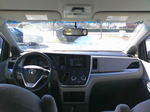 Used 2017 Toyota Sienna LE image 33