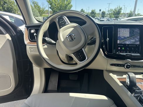 Used 2022 Volvo XC60 B5 Momentum w/ Climate Package image 6