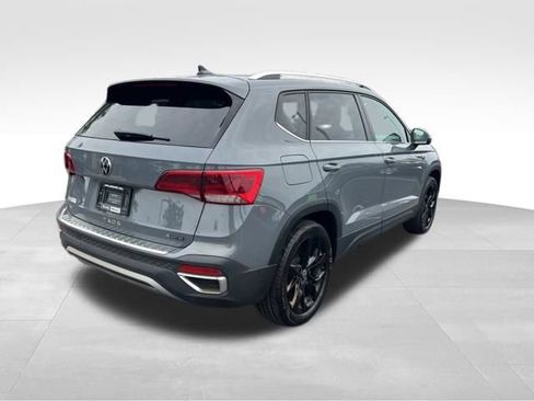 Used 2023 Volkswagen Taos SE w/ Panoramic Sunroof Package AWD/4WD image 7