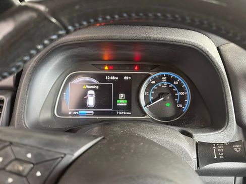Used 2018 Nissan Leaf SV w/ SV Technology Package FWD image 3
