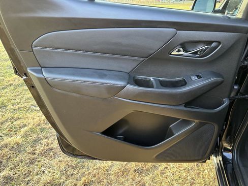 Used 2023 Chevrolet Traverse LT image 19