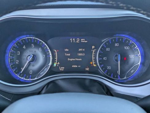 Used 2025 Chrysler Pacifica Limited image 30