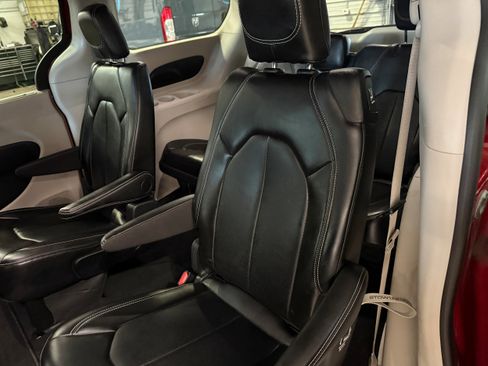 Certified 2024 Chrysler Pacifica Touring-L AWD/4WD image 26