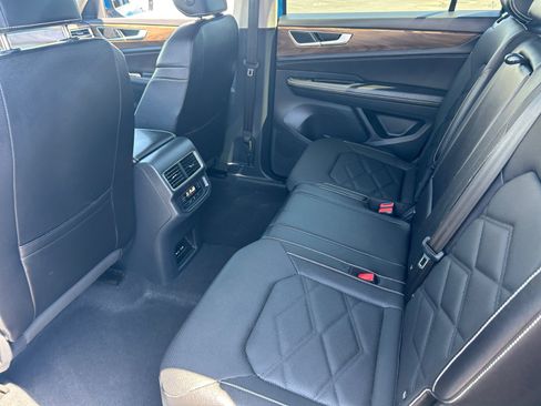 Used 2025 Volkswagen Atlas SE AWD/4WD image 17