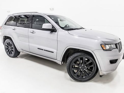 Used 2018 Jeep Grand Cherokee Altitude RWD image 10
