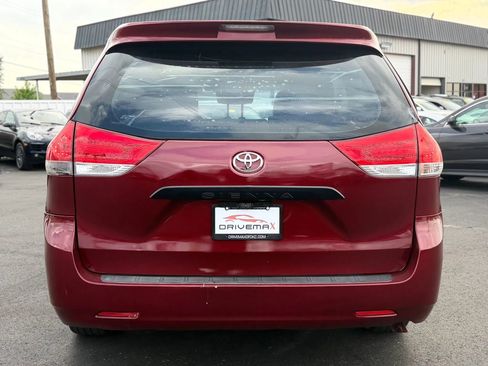 Used 2014 Toyota Sienna L image 7