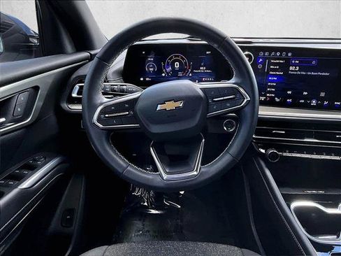 Used 2025 Chevrolet Traverse LT FWD image 7