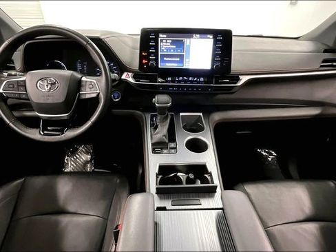 Used 2022 Toyota Sienna XSE image 16