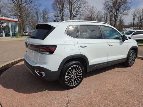 Used 2025 Volkswagen Taos SE FWD image 5