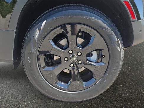 Used 2025 Land Rover Defender 110 S image 34