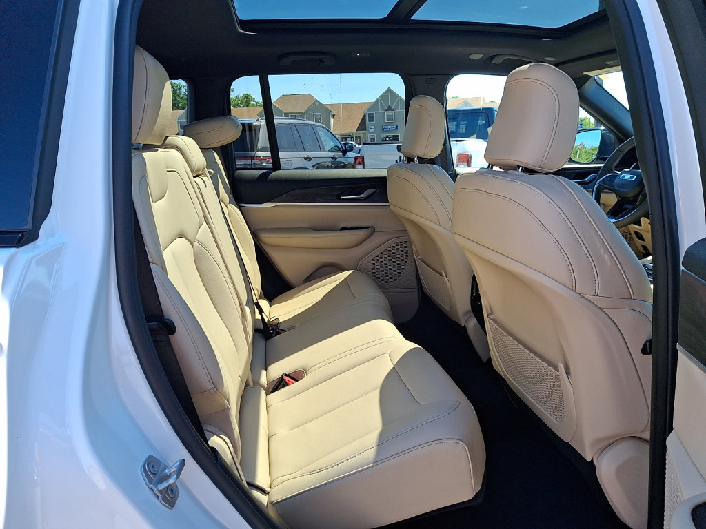 Used 2025 Jeep Grand Cherokee Limited AWD/4WD image 15