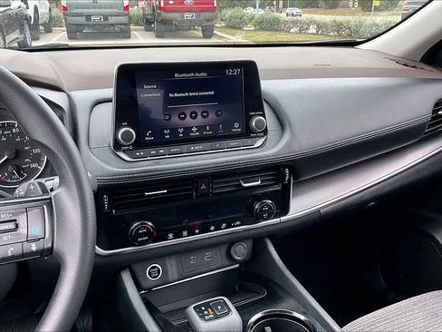 Used 2022 Nissan Rogue SV image 5