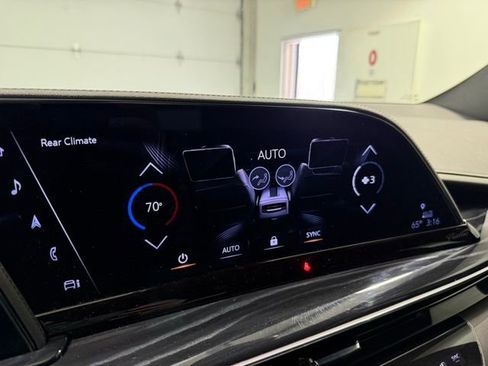 Used 2024 Cadillac Escalade Sport w/ LPO, ONYX Package image 23