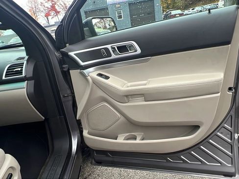 Used 2014 Ford Explorer XLT image 30
