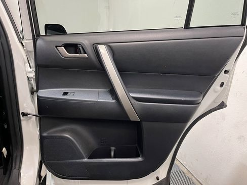 Used 2011 Toyota Highlander SE image 18