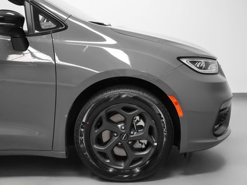 Used 2023 Chrysler Pacifica Limited w/ S Appearance Package FWD image 14