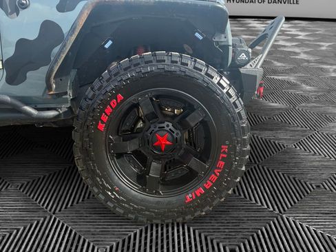 Used 2014 Jeep Wrangler Unlimited Sahara w/ Connectivity Group AWD/4WD image 17