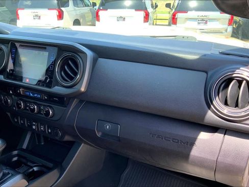 Used 2018 Toyota Tacoma TRD Sport image 18