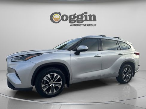 Used 2021 Toyota Highlander XLE image 2