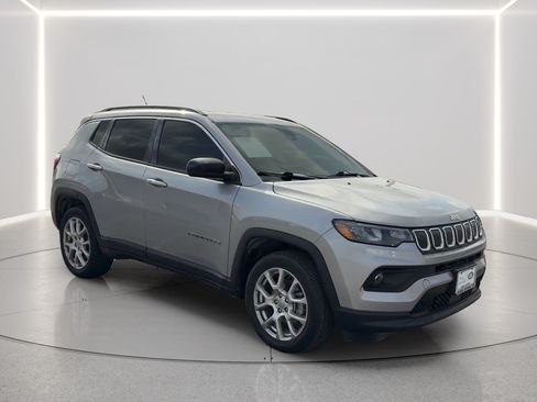 Used 2022 Jeep Compass Latitude AWD/4WD image 3