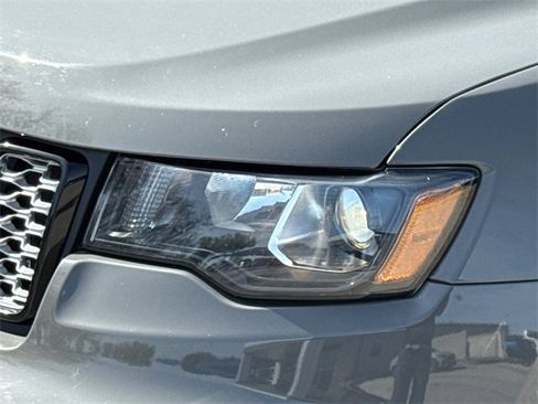 Used 2021 Jeep Grand Cherokee Laredo X image 4