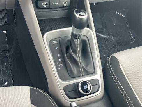 Certified 2025 Hyundai Venue SEL FWD image 32