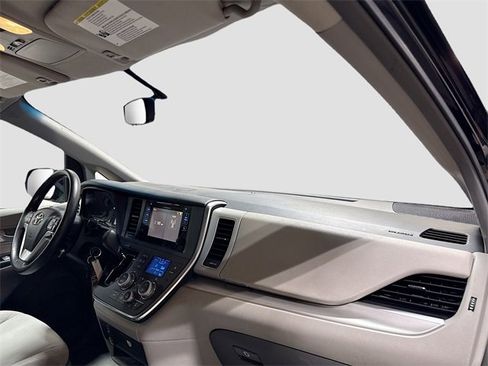 Used 2016 Toyota Sienna LE image 29