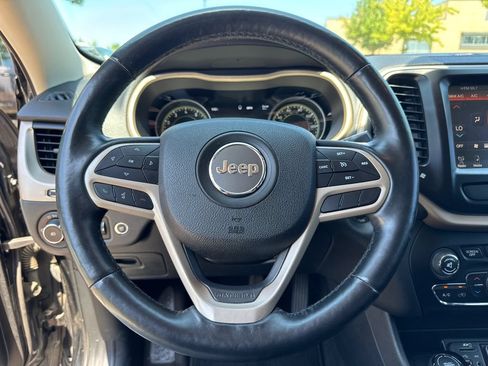 Used 2017 Jeep Cherokee Limited w/ Luxury Group AWD/4WD image 22
