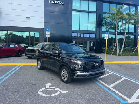 Used 2023 Hyundai Venue SE image 5