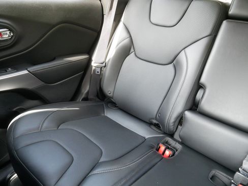 Used 2019 Jeep Cherokee Limited AWD/4WD image 12