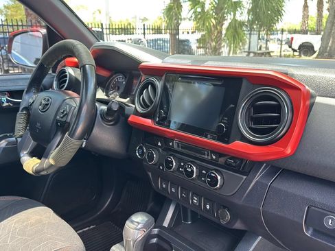 Used 2017 Toyota Tacoma TRD Off-Road w/ Premium & Technology Package AWD/4WD image 12