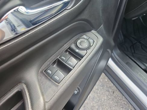 Used 2019 Chevrolet Equinox LT w/ Sun & Navigation Package FWD image 12