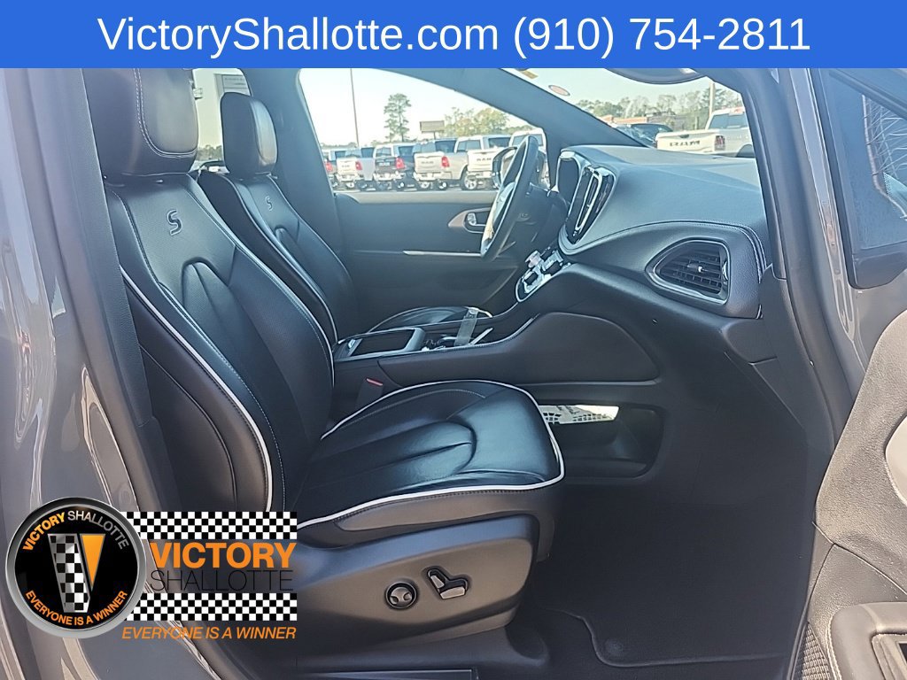 Used 2025 Chrysler Pacifica Limited FWD image 40
