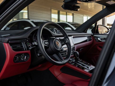 New 2026 Porsche Macan image 4