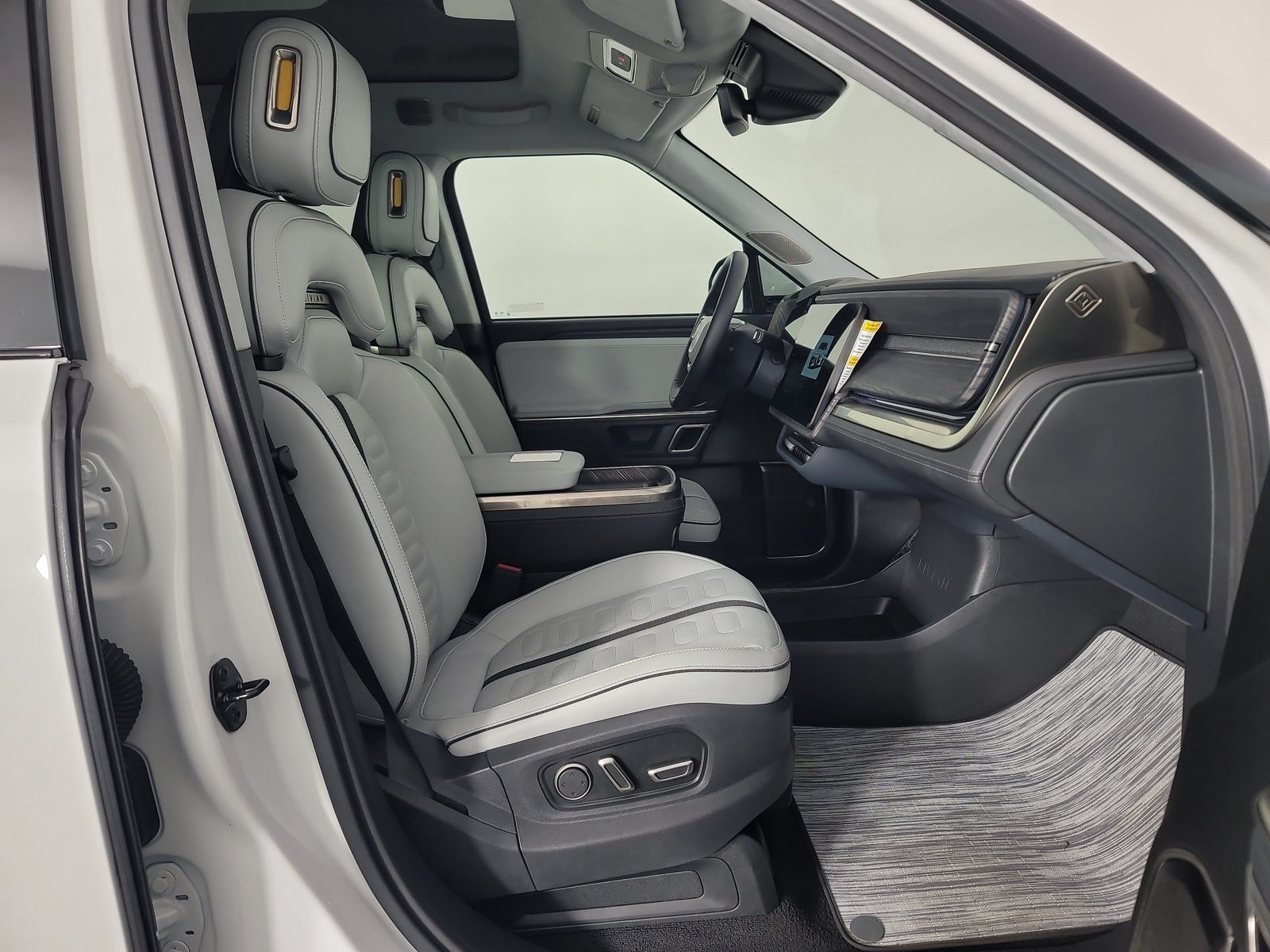 Used 2023 Rivian R1T Adventure Dual AWD/4WD image 23