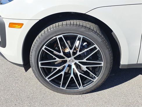 Certified 2025 Porsche Macan image 12