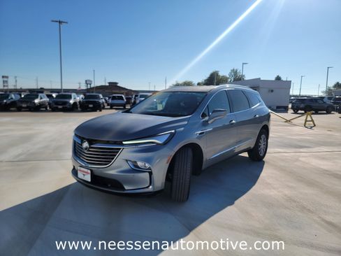 Used 2023 Buick Enclave Essence image 3