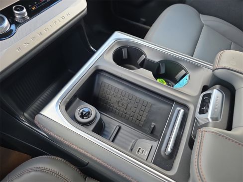 New 2025 Ford Expedition Active image 28