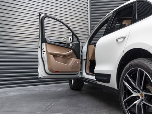 Certified 2025 Porsche Macan AWD/4WD image 13