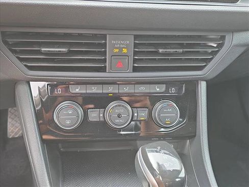Used 2024 Volkswagen Jetta SE FWD image 13