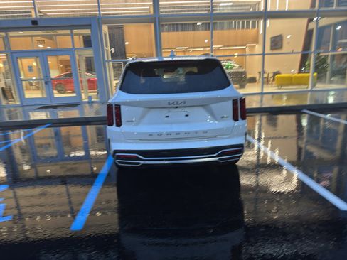 Certified 2022 Kia Sorento SX Prestige w/ Panoramic Sunroof Package image 4