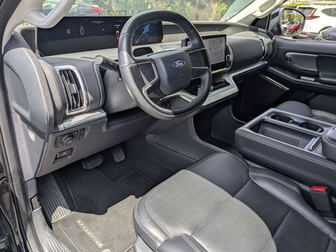Used 2025 Ford Expedition Platinum AWD/4WD image 17