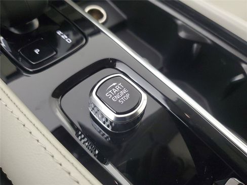 Certified 2025 Volvo XC90 B6 Plus w/ Protection Package Premier AWD/4WD image 33