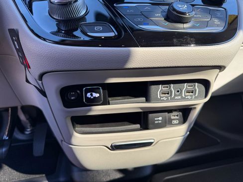 Used 2022 Chrysler Pacifica Touring-L image 15