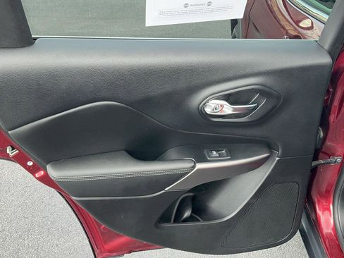 Used 2019 Jeep Cherokee Limited image 23