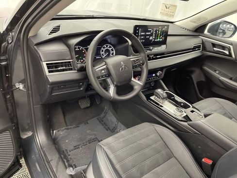 Used 2025 Mitsubishi Outlander SE image 18