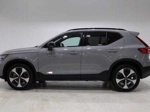 Used 2025 Volvo XC40 B5 Plus AWD/4WD image 4