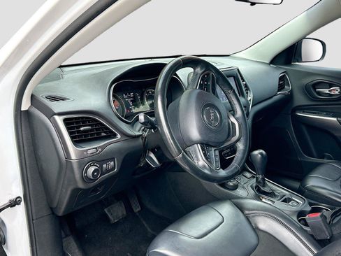Used 2019 Jeep Cherokee Latitude Plus AWD/4WD image 25